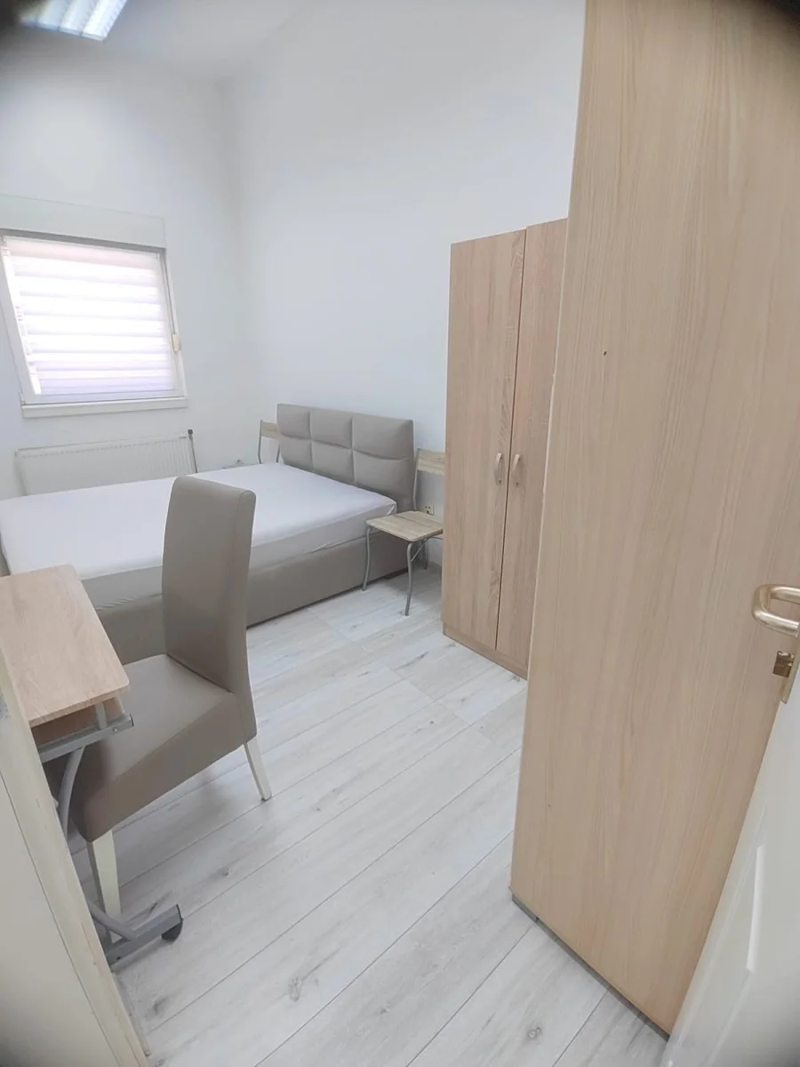 NOVI SAD. GRBAVICA. DVOSOBAN STAN.POVRŠINA STANA JE 54M2 + 32M2 TERASE, NALAZI SE NA PRIZEMLJU.DVORIŠNO ORIJENTISAN(Sv