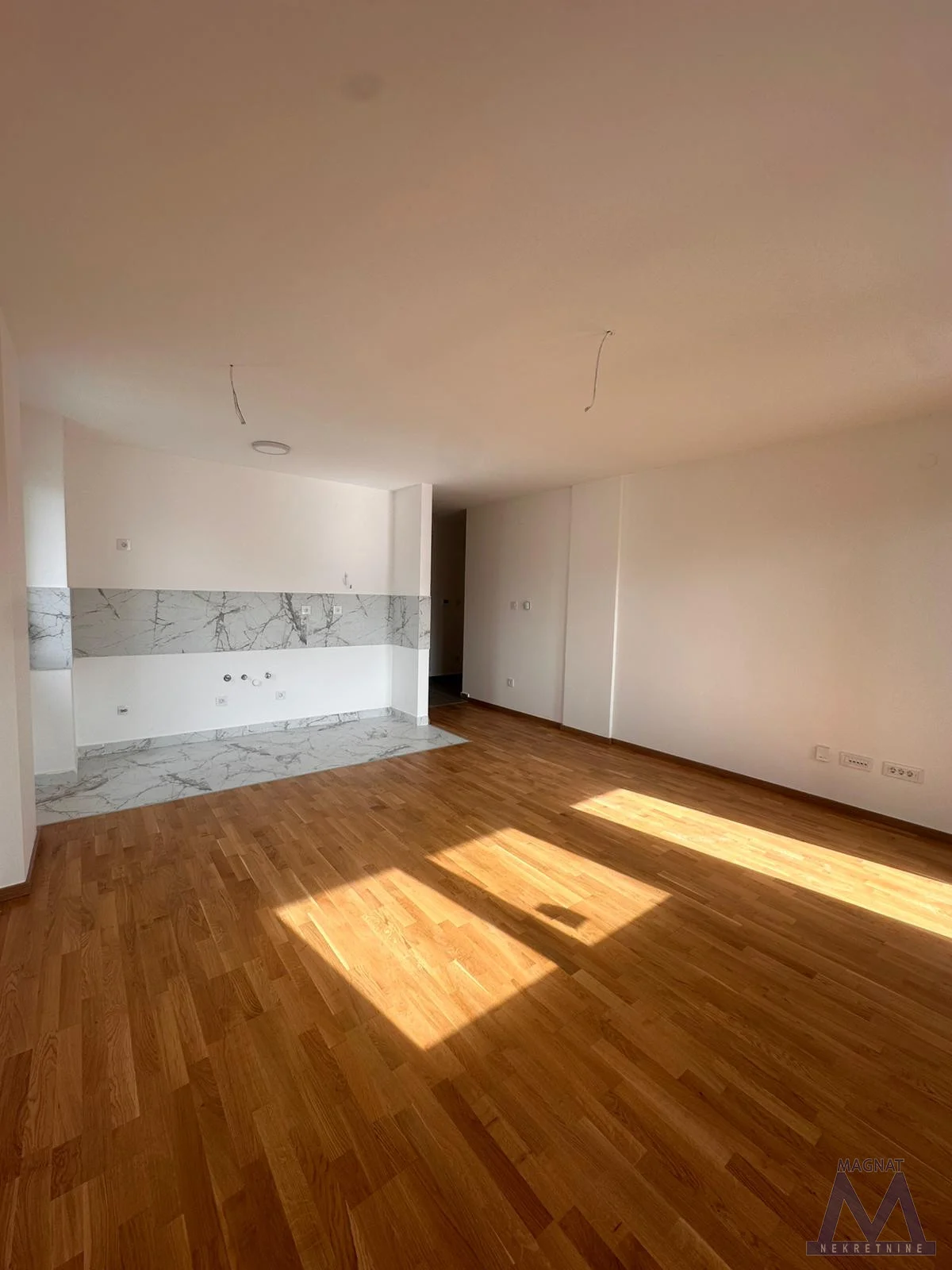 Novi Sad, Avijacija. NEUSELJAVAN, NOV PORODIČAN STAN - UKNJIŽENO! Stan se nalazi u novoj zgradi na 5. spratu sa liftom. Površine je 74m2 i u osnovi je troiposoban: trispavaće sobe, kupatilo, dnevni boravak sa kuhinjom i terasa sa ostavom. Raspore