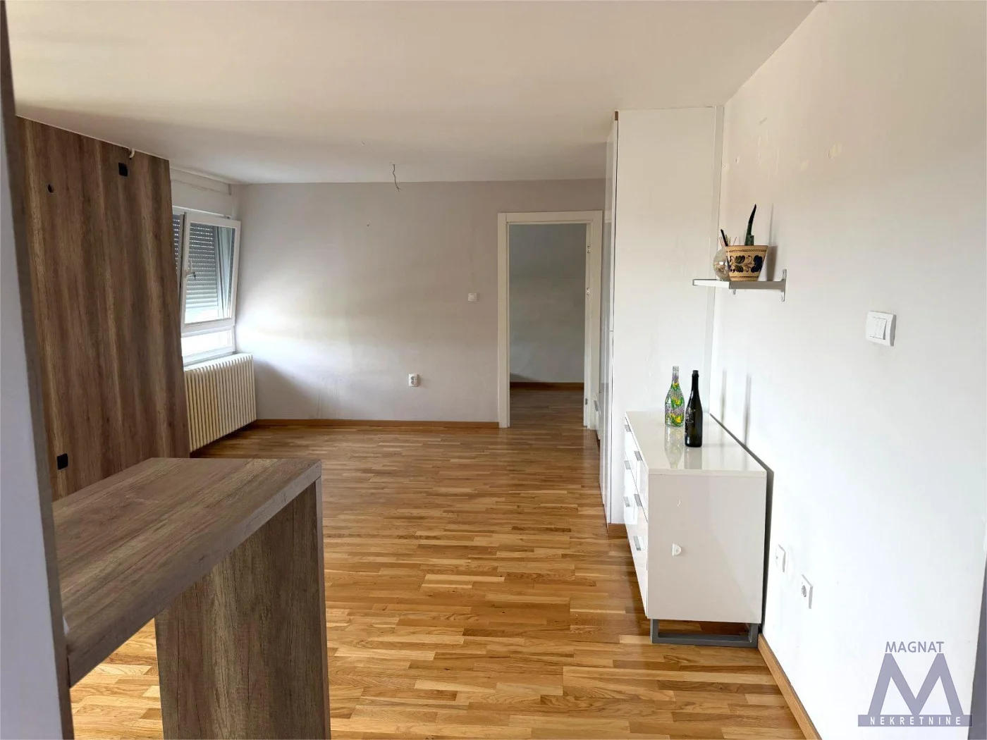 Novi Sad - Novo naselje, odmah useljiv dvoiposoban stan od 61m2, uknjižen. 
Nalazi se u kvalitetnoj zgradi od fasadne cigle. 
Stan je otvorenog, modernog koncepta tj. dnevna soba je zajedno sa kuhinjsko-trpezarijskim delom, a dve spavace sobe su dov
