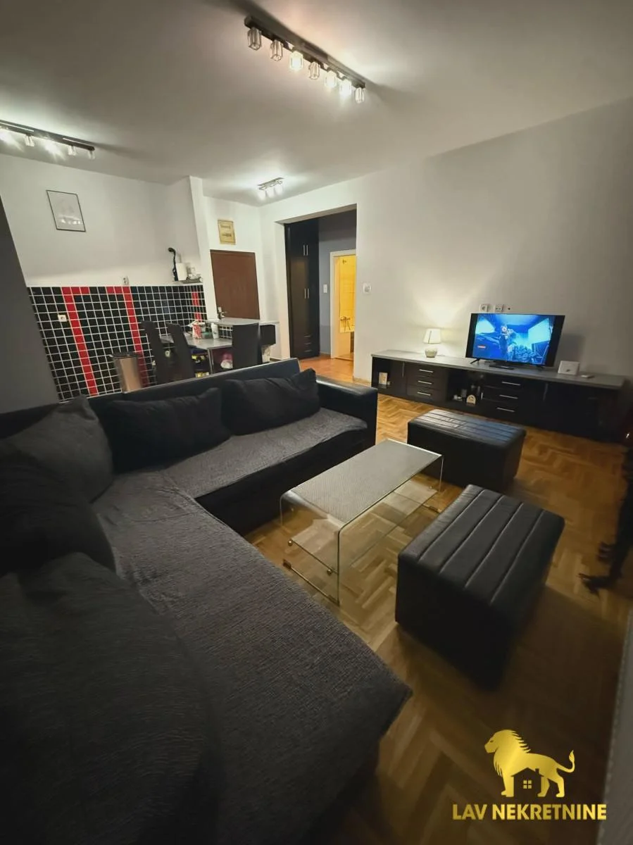 Stan poseduje svoje privatno ogradjeno dvoriste (terasu). Useljivo od 1. jula.Kontakt:&nbsp;062 7445 42 (iskljucivo pute