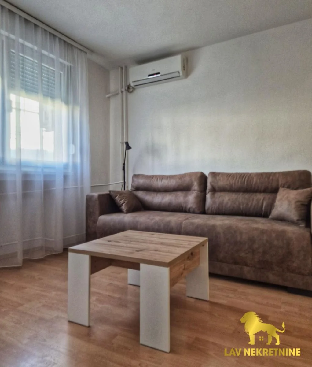 Drugi sprat bez lifta.&nbsp;Kontakt:&nbsp;062 7445 42 (iskljucivo putem poruke poslati link ili agencijsku sifru na Vibe
