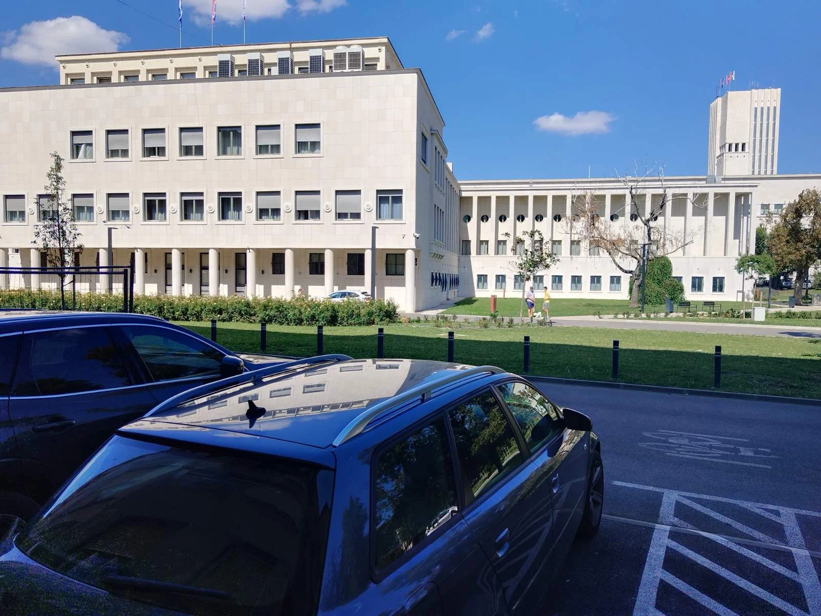 <p>Novi Sad-centar-retko u ponudi. Oglašavamo na prodaju stan u prizemlju zgrade pored "Banovine" idealan za kancalarij