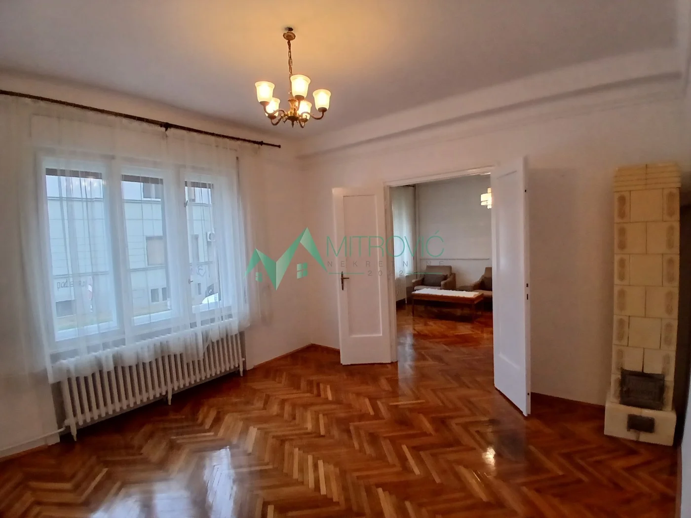 Izdaje se dvoiposoban salonski stan 71m2, kod Riblje pijace, centar-kej 