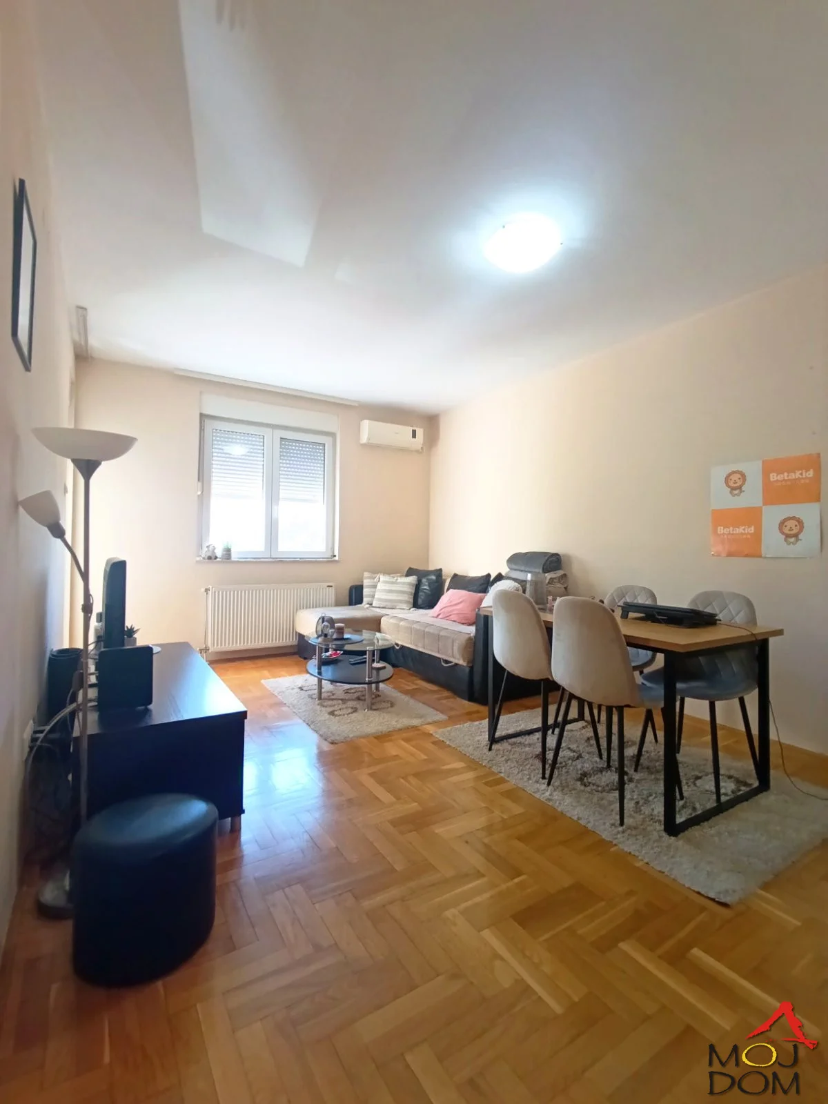 

Na prodaju kompletno namešten jednoiposoban stan površine 37m², smešten na drugom spratu kvalitetne zgrade novije gradnje stare oko 15 godina. Nekretnina je dvorišno orijentisana, što budućim vlasnicima pruža mir, privatnost i zašti