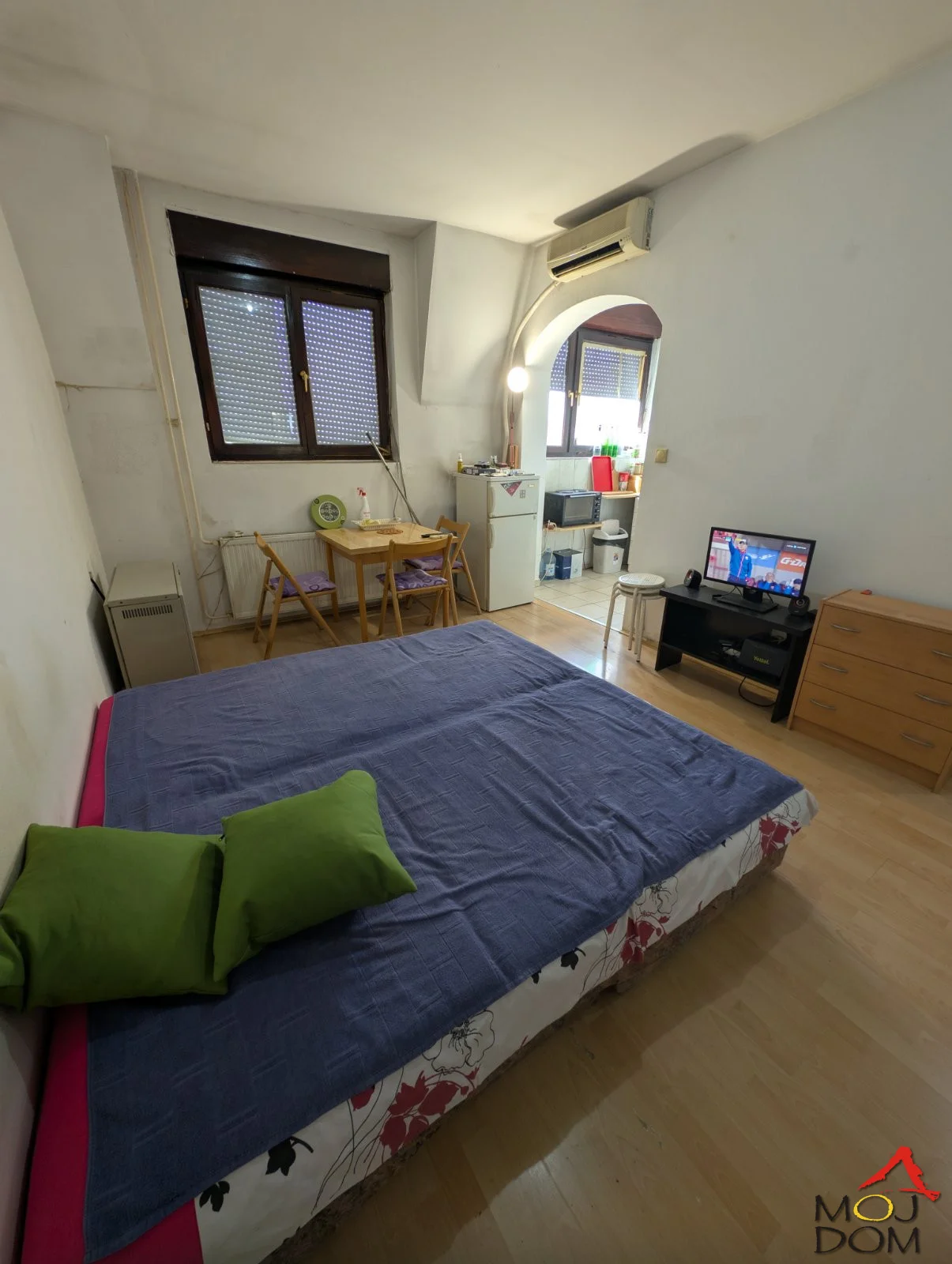 Na prodaju garsonjera od 25m² na jednoj od najtraženijih lokacija u Novom Sadu, na Bulevaru oslobođenja, u neposrednoj blizini Železničke stanice. Zahvaljujući odličnoj poziciji i velikoj potražnji za izdavanjem u ovom delu grada, nekretnina 