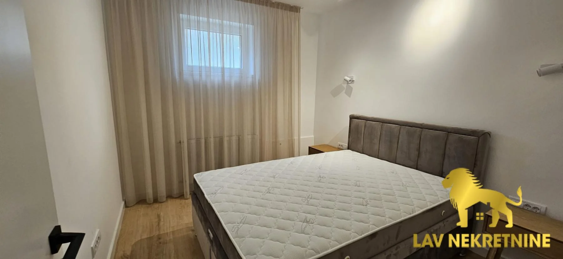 Najvise za 2 osobe. Parking obezbedjen. Troskovi su 200€ mesecno zajedno sa internetom.Kontakt:&nbsp;062 7445 42 (iskl