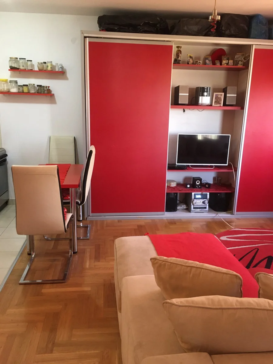 Novi Sad-Adice do naselja "Telepska dolina",oglašavamo na prodaju odličan jednoiposoban stan u zgradi sa grejanjem 