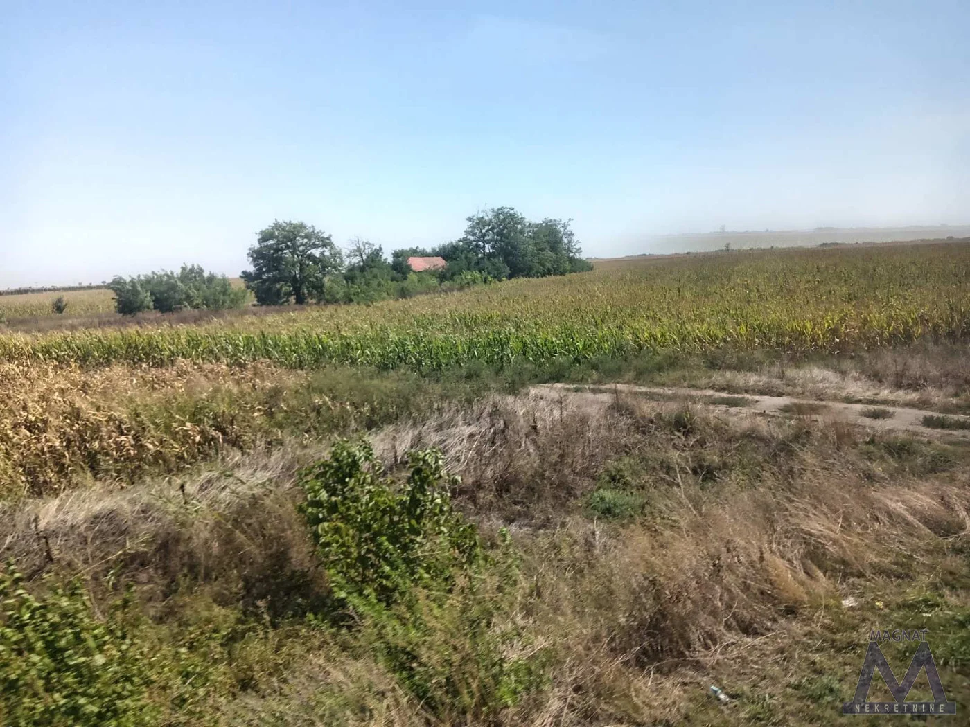 Sirig - u blizini glavnog puta, prodaje se salaš sa 4 jutra zemlje, uknjižen. 

Salaš se nalazi na dobroj lokaciji. 

Za više informacija pozovite 060-6211-685 Peđa