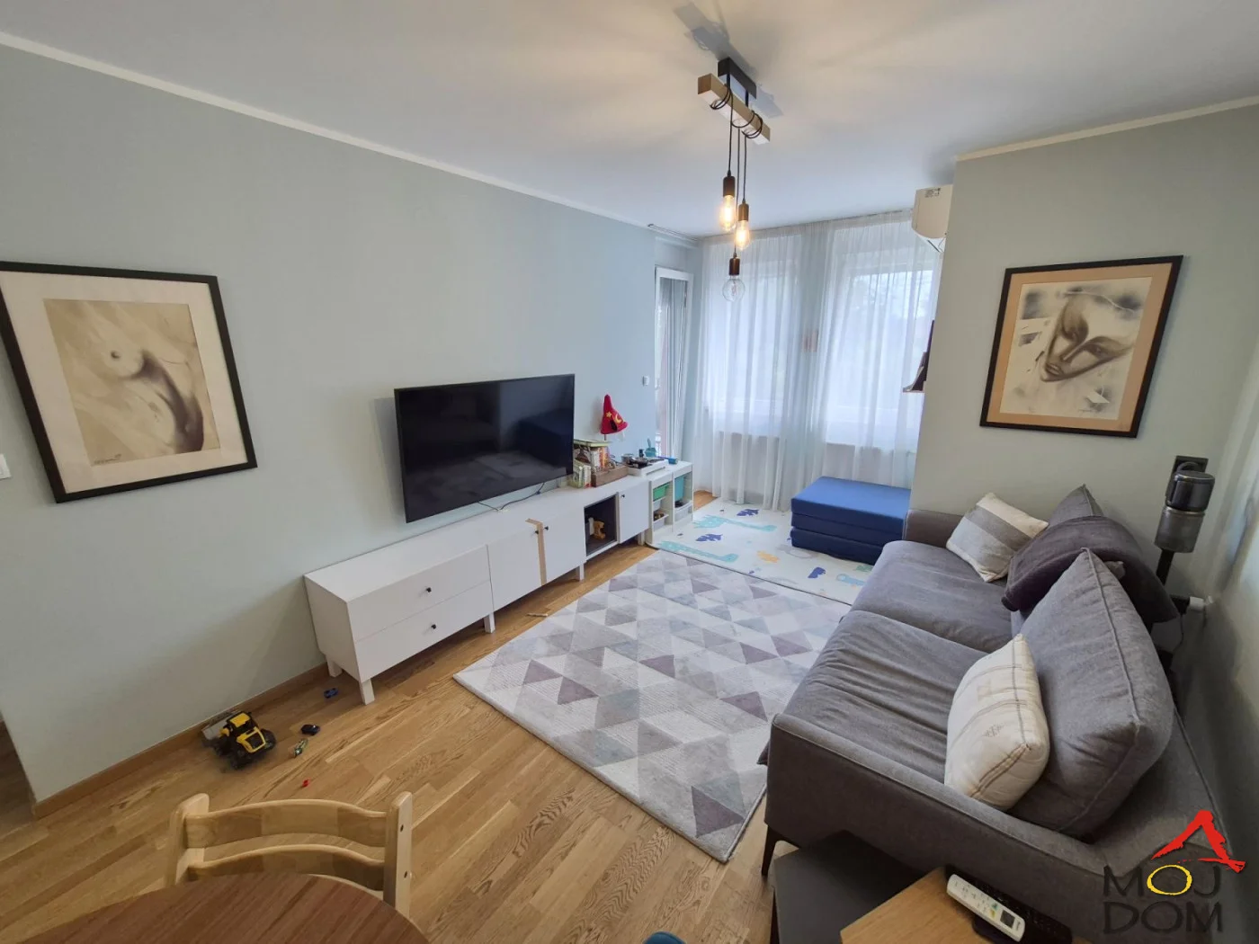 Na prodaju odličan trosoban stan površine 60m² u jednom od najtraženijih delova Telepa. Stan se nalazi na prvom spratu kvalitetne zgrade novije gradnje sa liftom i predstavlja idealan izbor za porodičan život ili sigurnu investiciju.

Funkciona
