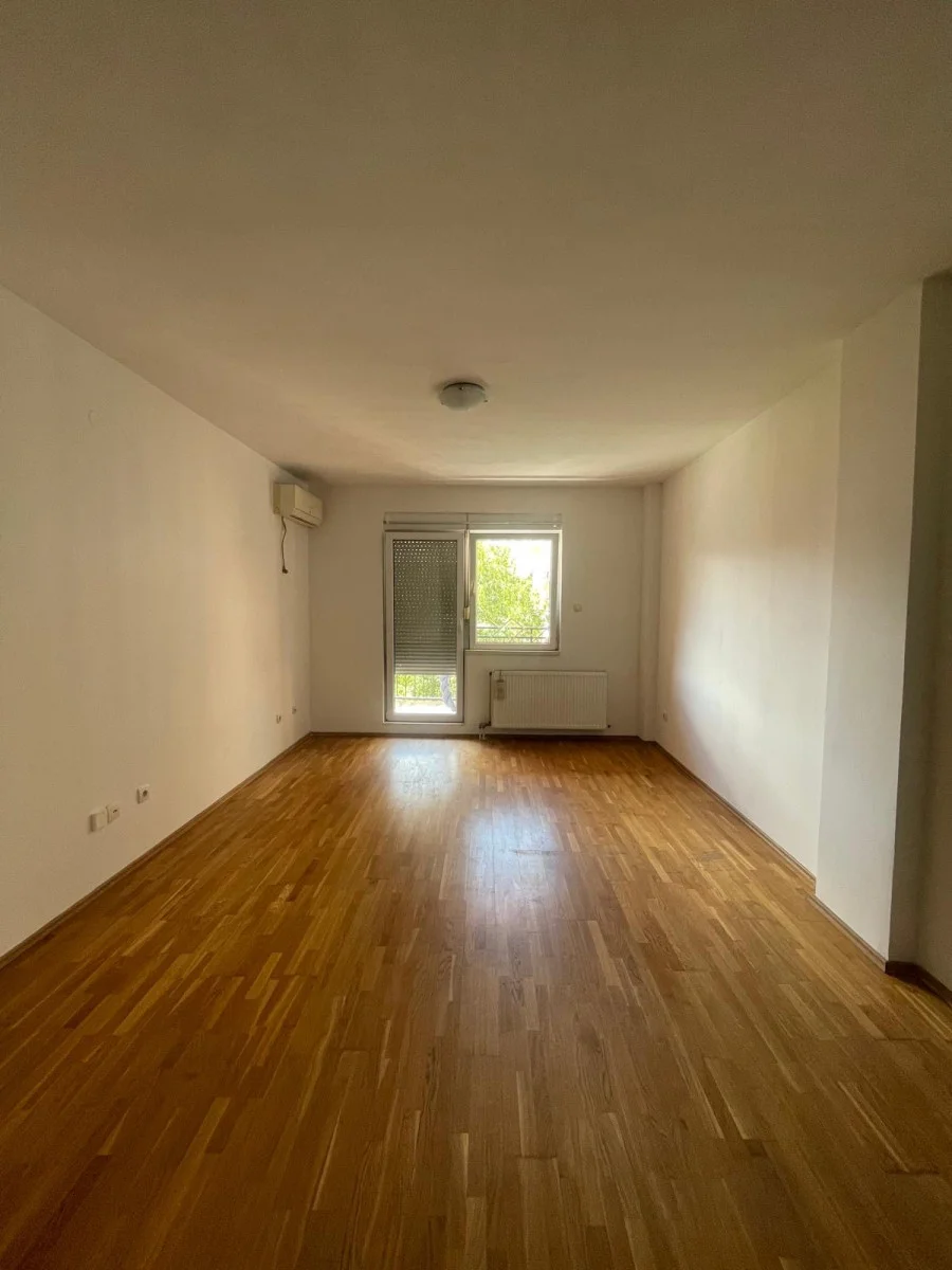 NOVI SAD. NOVA DETELINARA. DVOSOBAN STAN. IZDAJE SE PRAZAN(Svet nekretnine, Novi Sad, Reg. br. 405)