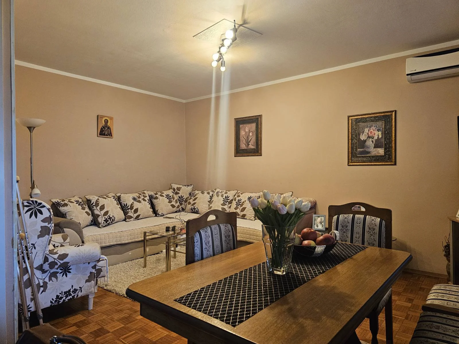 Novi Sad, Liman 2, prodaje se dvoiposoban stan koji je u funkciji 3.5. Potrebno je kompletno renoviranje stanja. Cena 19