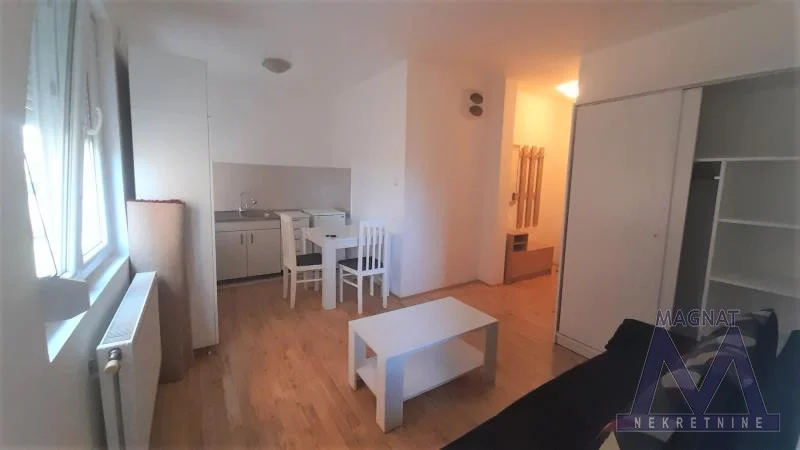 Novi Sad, između Cara Dušana i Bulevara Evrope, u ulici Teodora Pavlovića , odlična, kompletno nameštena,  garsonjera od 21m2 na prvom spratu. Ima terasu. Grejanje etažno na gas, plaćanje po potrošnji u toku grejne sezone. Pogodno za jednu os