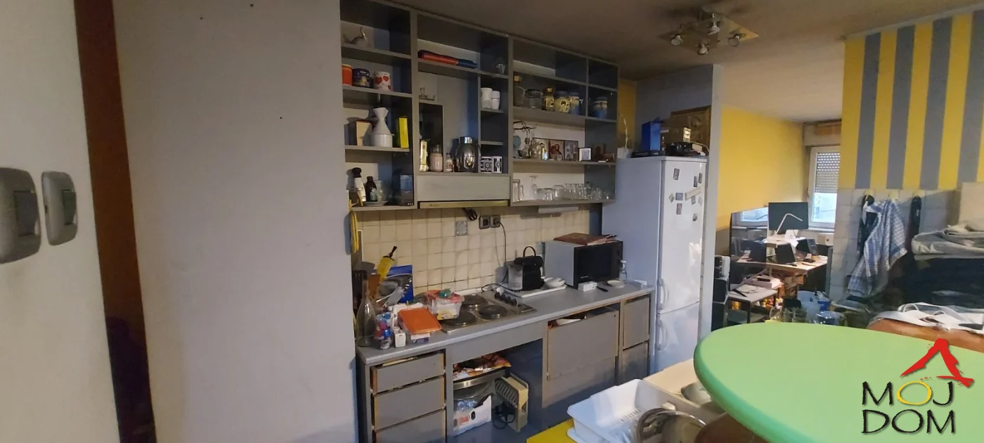 Na prodaju dvosoban stan na Banatiću, jednoj od najtraženijih lokacija u Novom Sadu, u neposrednoj blizini Železničke stanice i Novosadskog sajma.

Stan predstavlja odličnu investicionu priliku za kupce koji žele da nekretninu urede prema sopst