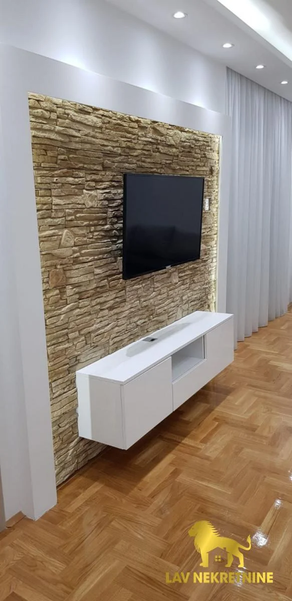 Useljiv odmah.&nbsp;Odlican, potpuno opremljen lux stan iznad kafica Pause.&nbsp;
