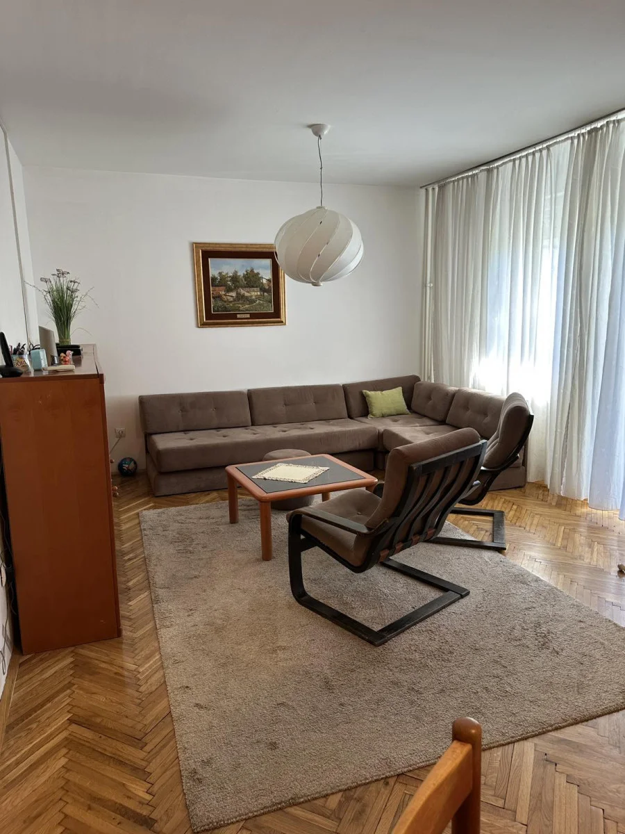 Novi Sad, Novo Naselje,prostran trosoban stan na Novom Naselju, 69m2. Nalazi se na prvom spratu i sastoji se od ulazn