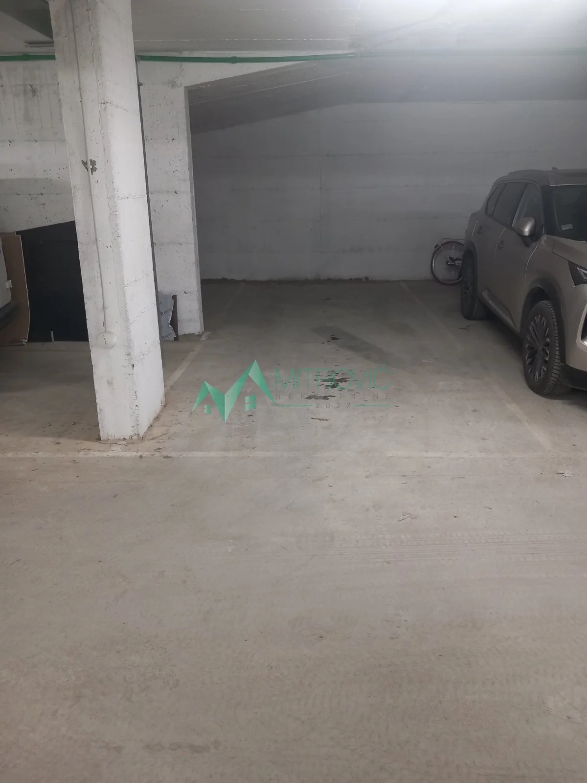 Garažno mesto na Podbari – 44m²