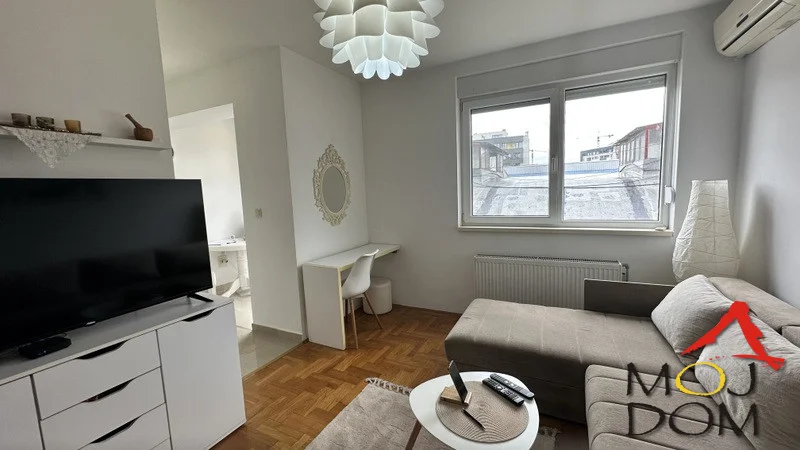 Na prodaju jednosoban stan na odličnoj lokaciji, u neposrednoj blizini Keja i centra Novog Sada.

Stan se nalazi na prvom spratu novije stambene zgrade i prodaje se kompletno namešten, što budućem vlasniku omogućava brzo useljenje bez dodatnih u