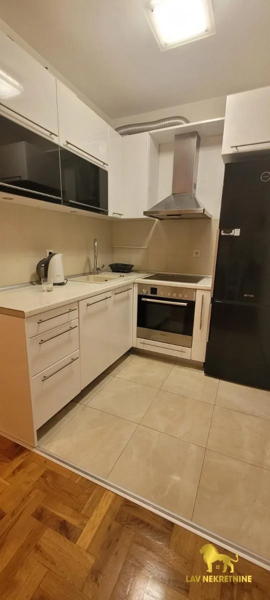 Izdaje se lep, potpuno opremljen stan na top lokaciji. Ugao Kosančić Ivana i Devet Jugovića. Grejanje na gas, plaća 