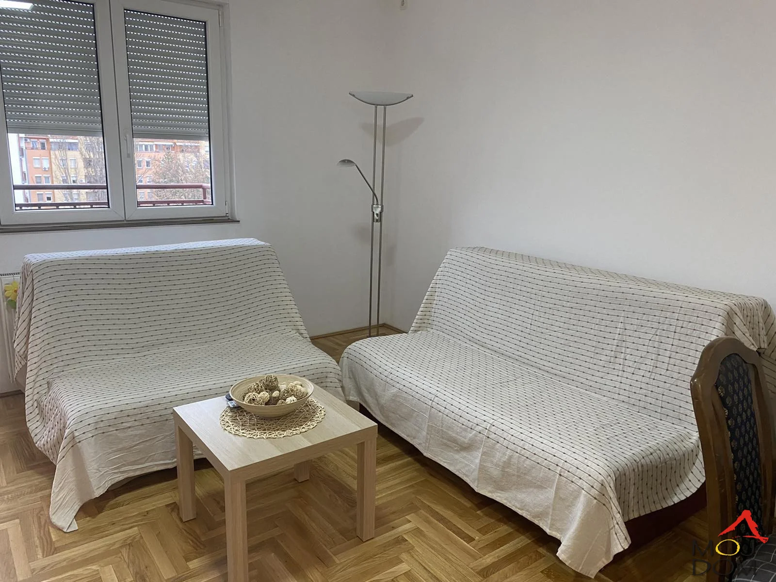 Na prodaju klasičan dvosoban stan površine 51 m² na jednoj od najtraženijih lokacija u Novom Sadu – Novoj Detelinari.

Stan se nalazi na četvrtom spratu kvalitetne stambene zgrade izgrađene 2009. godine i predstavlja odličan izbor kako za ž