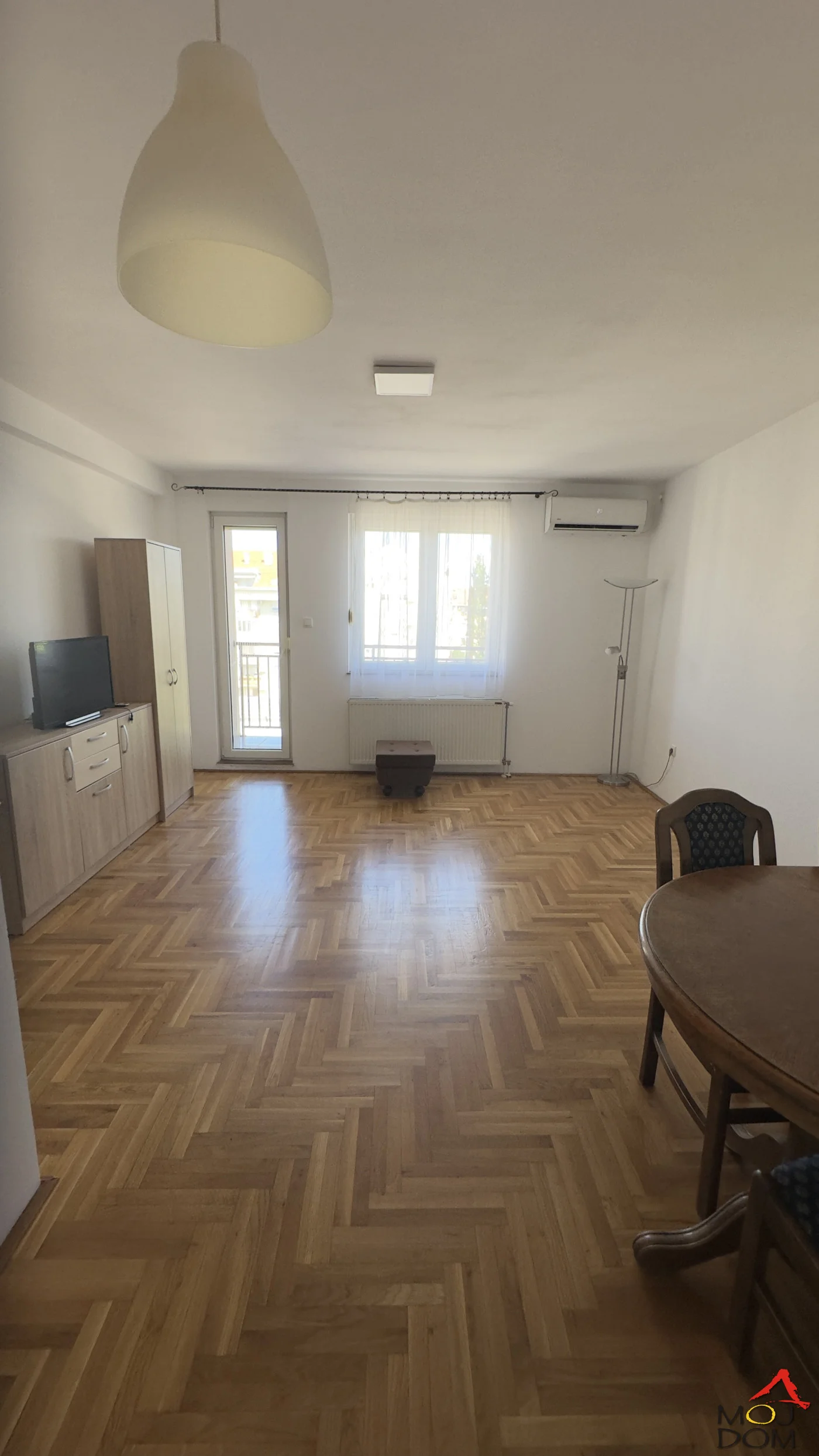 Na prodaju klasičan dvosoban stan površine 51 m² na jednoj od najtraženijih lokacija u Novom Sadu – Novoj Detelinari.

Stan se nalazi na četvrtom spratu kvalitetne stambene zgrade izgrađene 2009. godine i predstavlja odličan izbor kako za ž