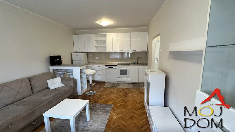 U samom srcu Novog Sada, na svega nekoliko koraka od pešačke zone i Riblje pijace, izdaje se lepo uređen stan površine 35 m².

Stan se nalazi na trećem spratu zgrade sa liftom i predstavlja odličan izbor za sve koji žele da budu u centru grad