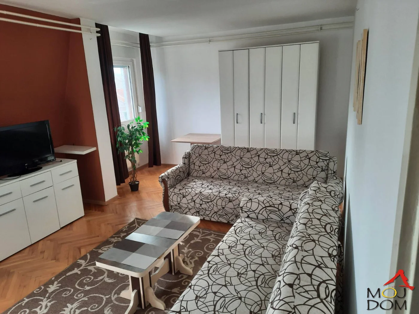 Iznajmljujemo jednosoban stan na Limanu 1.
Stan se nalazi na 7 spratu u zgradi od 7 spratova. Grejanje je centralno.
Iznajmljuje se namesten. 
Mesečni zakup 300e, depozit u visini kirije. Agencijska provizija je jednokratna i iznosi visinu jedne kir