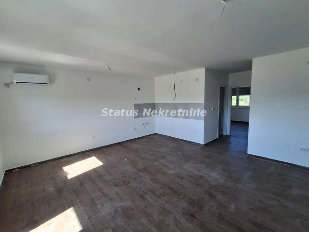 Veternik-Prazan Dvoiposoban stan 73 m2 na Prvom Spratu-Zakupnina 400e - 065 385 8880