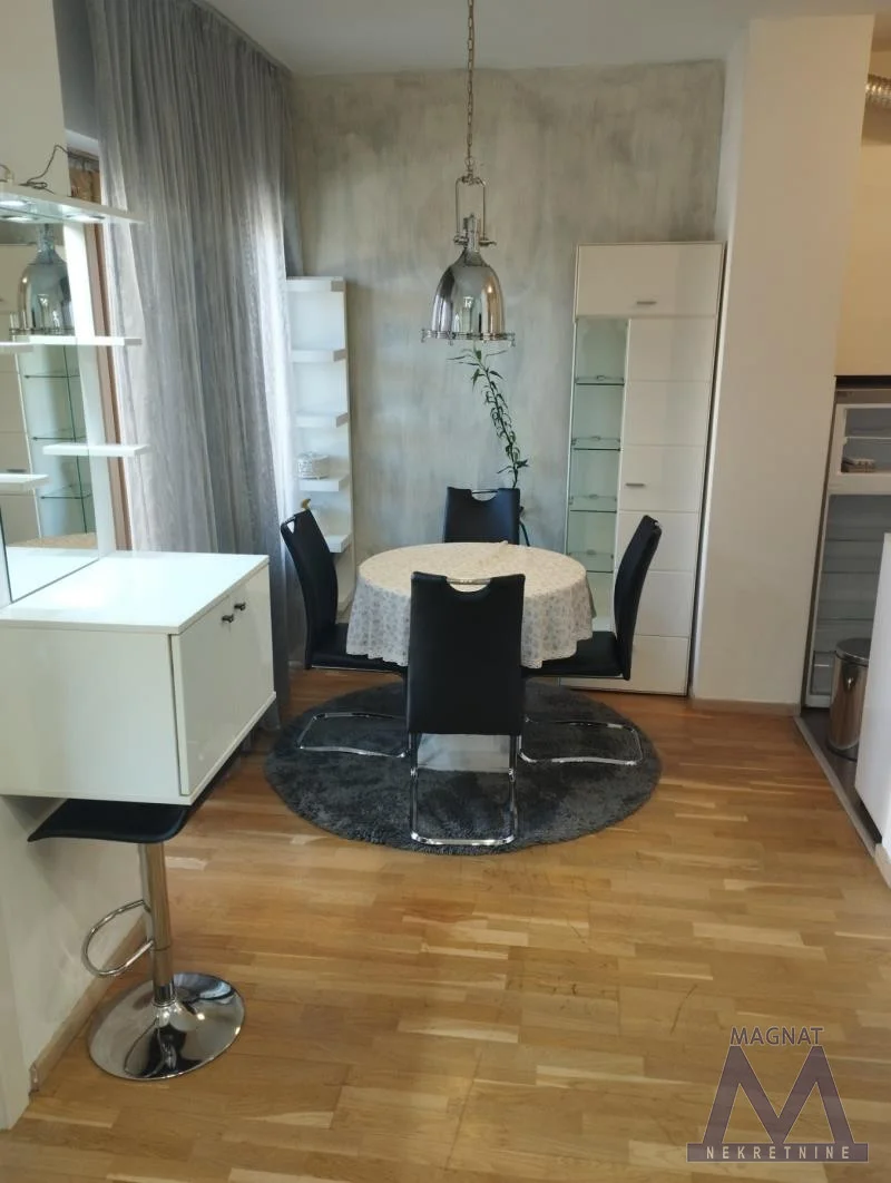 Novi Sad, na na fantastičnoj lokaciji u odličnoj novijoj zgradi izdaje se kompletno namešten i opremljen manji jednoiposoban stan od 36m2. Stan se nalazi na prvom spratu, dvorišno orijentisan. sa prelepom terasom.Nalazi se u neposrednoj blizini f