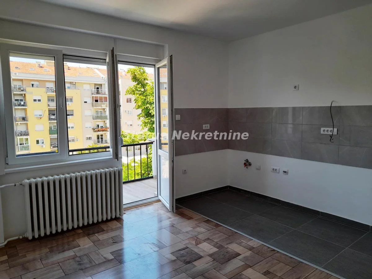 Dvoiposoban, svetao i detaljno renoviran stan sa velikom terasom na Grbavici