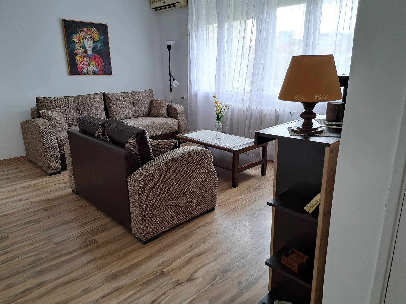 Novi SAd, centar, u okolini Spensam na prodaju trosoban svetao stan , na drugom spratu u zgradi sa dva lifta. Gradsko gr