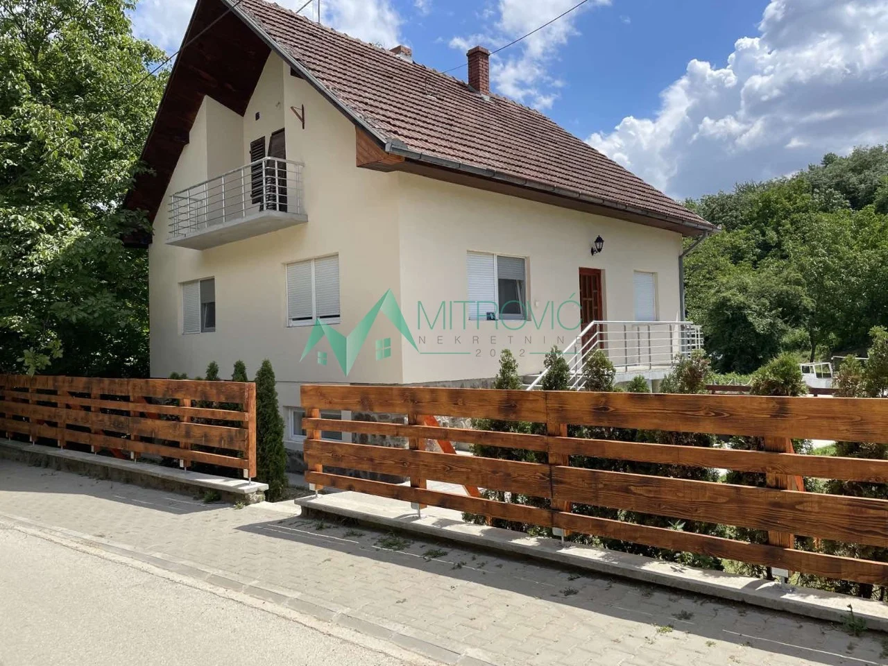 Porodična kuća u Velikoj Remeti, 180m2/553m2, na glavnom putu, renovirana, nameštena. Agenciska šifra 3000260 