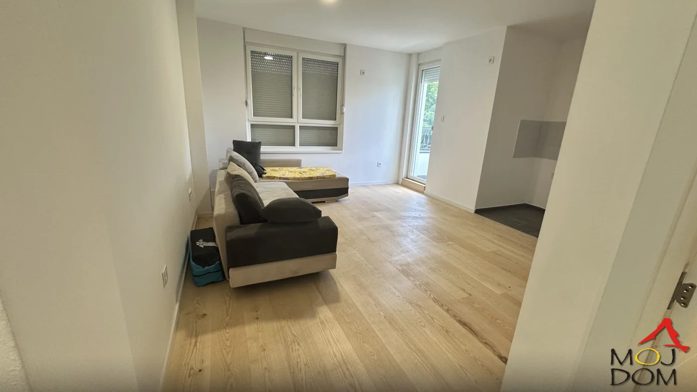 Na prodaju nov i odmah useljiv trosoban stan površine 60 m², smešten na prvom spratu moderne stambene zgrade na atraktivnoj lokaciji u ulici Laze Lazarevića na Telepu.

Stan se odlikuje odličnim i funkcionalnim rasporedom prostorija, idealnim za