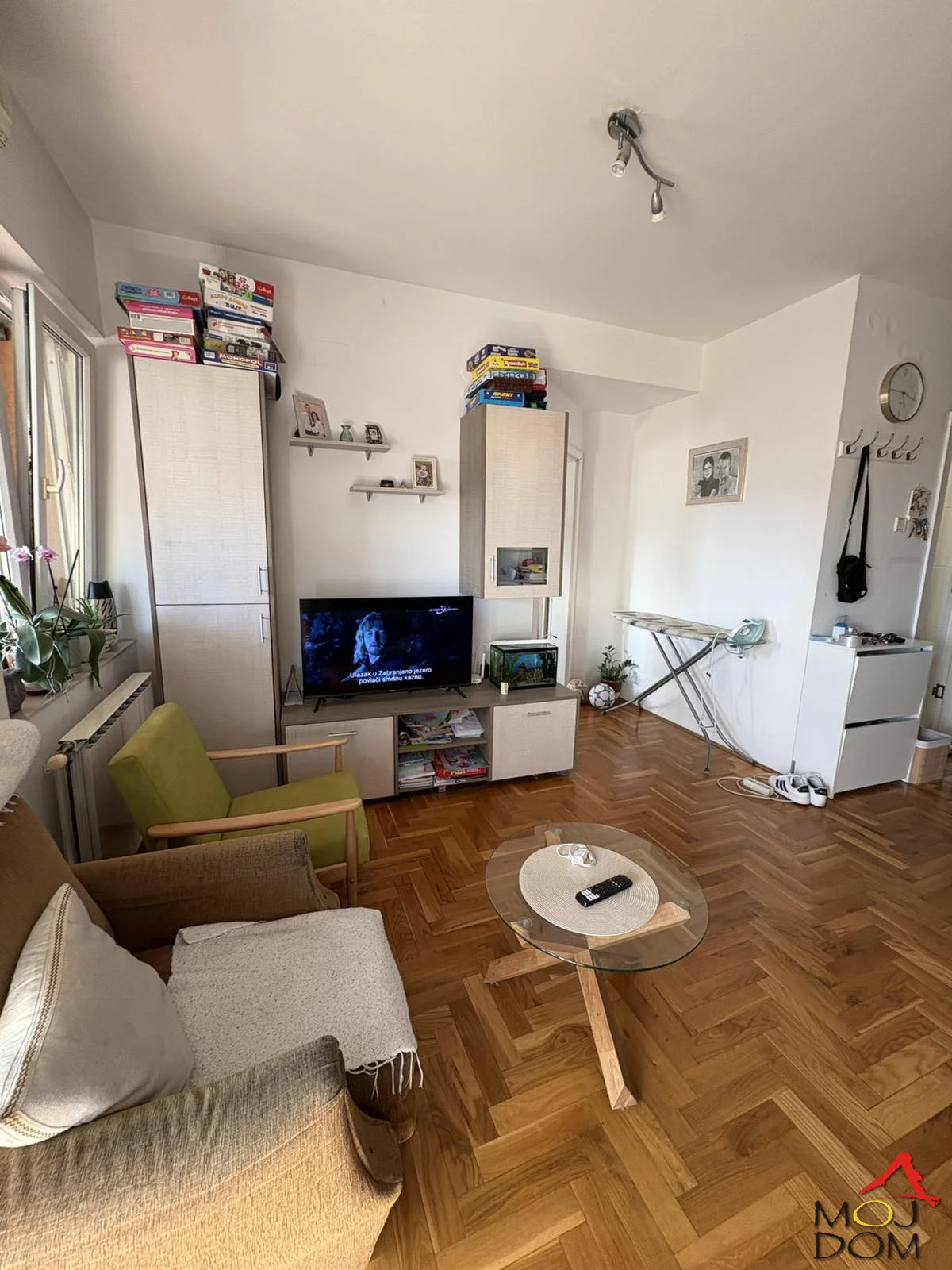 Na prodaju funkcionalan i lepo organizovan stan površine 41m², smešten na 5. spratu kvalitetne stambene zgrade sa liftom, na jednoj od najtraženijih lokacija u gradu – Bulevaru Evrope.

Stan je pažljivo koncipiran kako bi maksimalno iskoristio