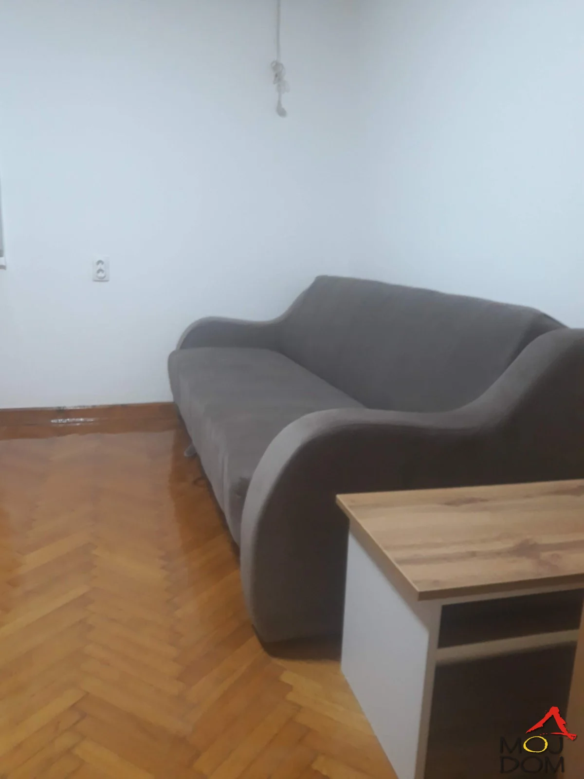 izdaje se funkcionalan i lepo uređen stan površine 31m², smešten na 3. spratu stambene zgrade u neposrednoj blizini Železničke stanice. Zahvaljujući odličnoj lokaciji, stan pruža brz i jednostavan pristup svim delovima grada, kao i svim sadr