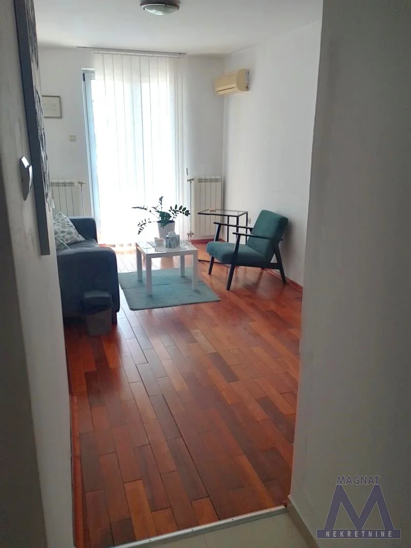 Novi Sad, Bulevar oslobođenja, 28m2, odlično iskorišćen prostor, ulazno predsoblje soba, odvojena kuhinja, kupatilo i terasa. Nalazi se na trećem spratu sa liftom. Dvorišno orijentisan., Odličan i za stambeni i za poslovni prostor.Uknjiženo.
