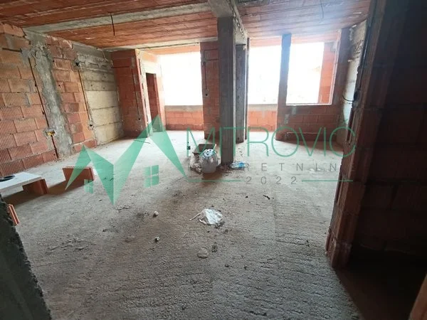 U BLIZINI FUTOŠKOG PUTA TROSOBAN PENTHOUSE UZ MOGUĆNOST VELIKE KROVNE TERASE 