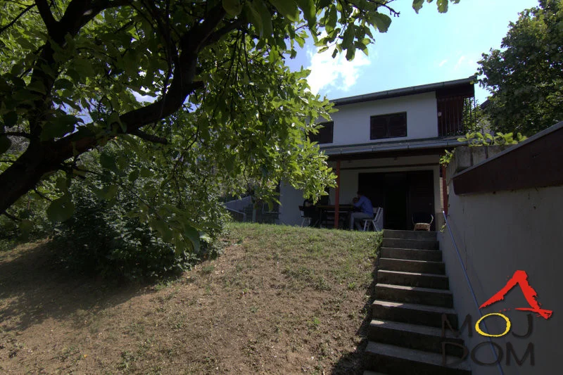 Jutra ovde ne počinju zvukom saobraćaja, već šumom krošnji i pogledom koji se pruža prema zelenim obroncima Fruške gore.

Skrivena od gradske užurbanosti, a ipak dovoljno blizu svim važnim sadržajima, ova kuća danas funkcioniše kao vikend