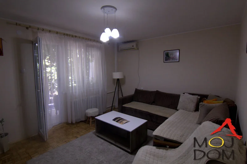 Na prodaju odličan dvosoban stan na izuzetnoj lokaciji u blizini Železničke stanice u Novom Sadu.

Stan je kompletno renoviran, opremljen i odmah useljiv, bez potrebe za dodatnim ulaganjima.

Funkcionalan raspored obuhvata prostran dnevni boravak,