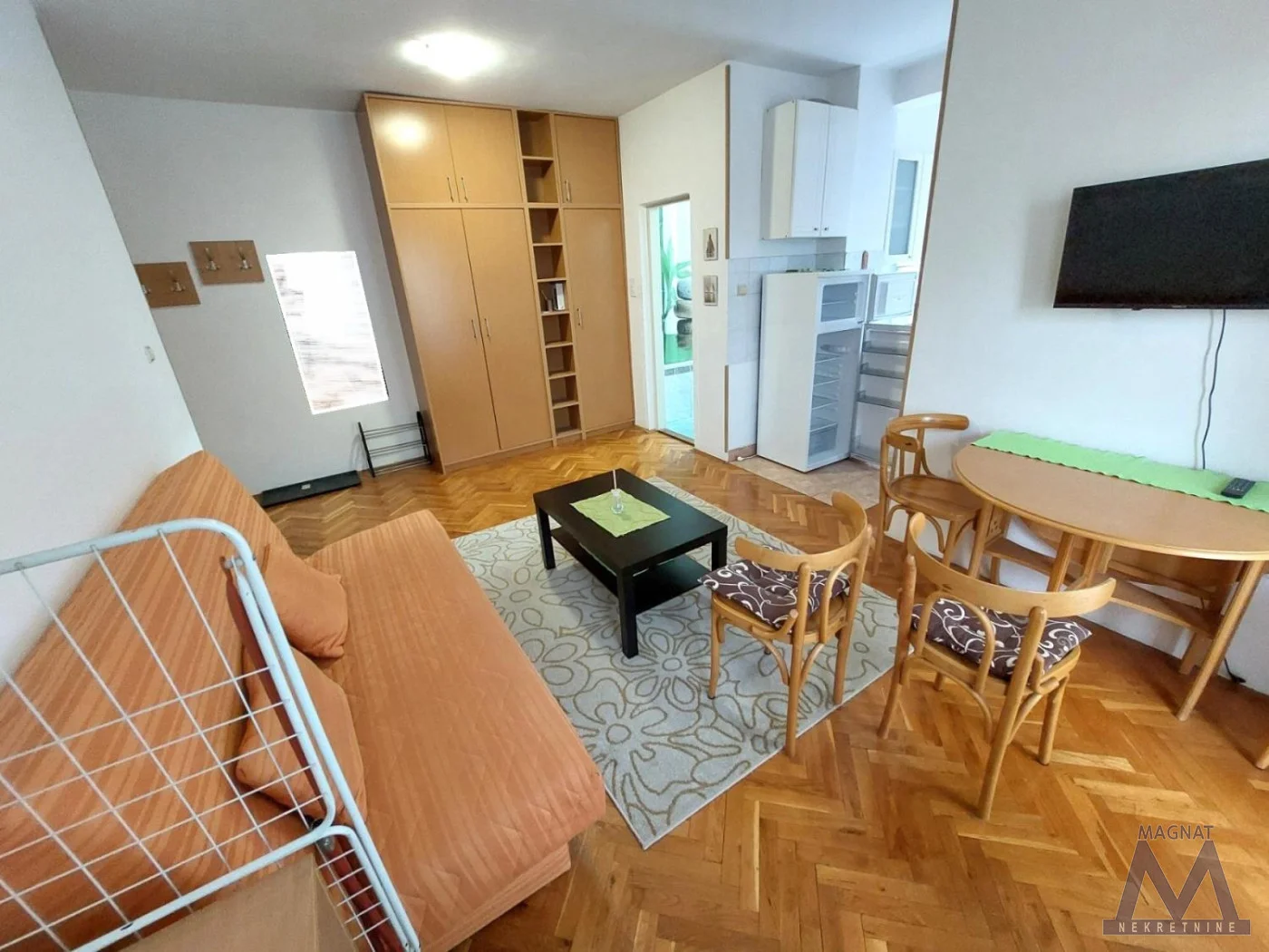 Novi Sad, blizina Bulevara, na prodaju kompletno namešten jednoiposoban stan od 36m2, uknjižen 1/1.
Stan se sastoji od dnevne sobe, kuhinje sa prozorom, spavaće sobe, kupatila sa prozorom i lepe terase koja gleda na dvorište.
Stan je u dobrom sta