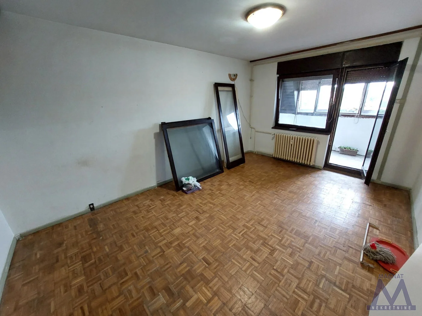 Petrovaradin - Blok 8, prodaje se odmah useljiv dvosoban stan od 59m2, lift, terasa, uknjižen.
Stan se sastoji od hodnika, dnevne sobe, kuhinje sa prozorom, trpezarije, spavaće sobe, kupatila i terase. 
Nalazi se na odličnoj lokaciji, uredna zgrad