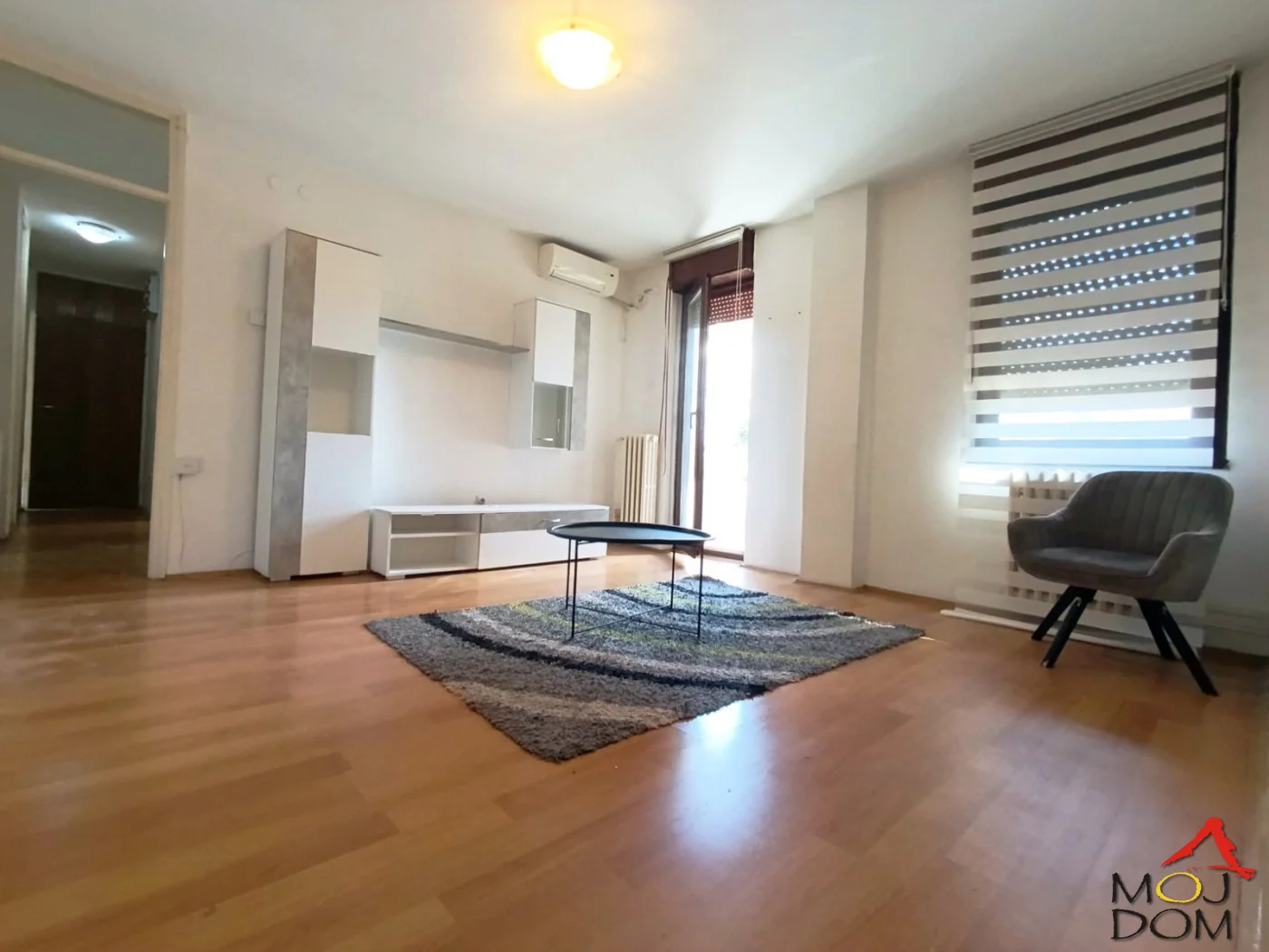

Na prodaju trosoban stan površine 58m², smešten u kvalitetnoj zgradi Neimarove gradnje iz sredine devedesetih godina, sa liftom. Stan je jugozapadno orijentisan i gleda na mirno dvorište, što pruža mnogo prirodne svetlosti i prijatan a