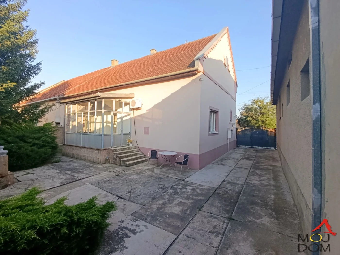 

Prodaje se kompletno renovirana švapska kuća salonskog tipa, smeštena na izuzetnoj lokaciji nadomak centra Žablja.

Kuća se sastoji od dve velike sobe, visokih tavanica, dva prohodna predsoblja, kuhinje sa trpezarijom, kupatila i velike