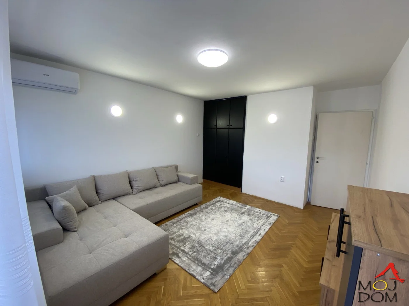 Na jednoj od najtraženijih lokacija u Novom Sadu, na Bulevaru oslobođenja, u neposrednoj blizini Železničke stanice, izdaje se veoma lep, komforan i funkcionalan dvosoban stan površine 63 m².

Stan se nalazi na petom spratu uredne zgrade sa lif