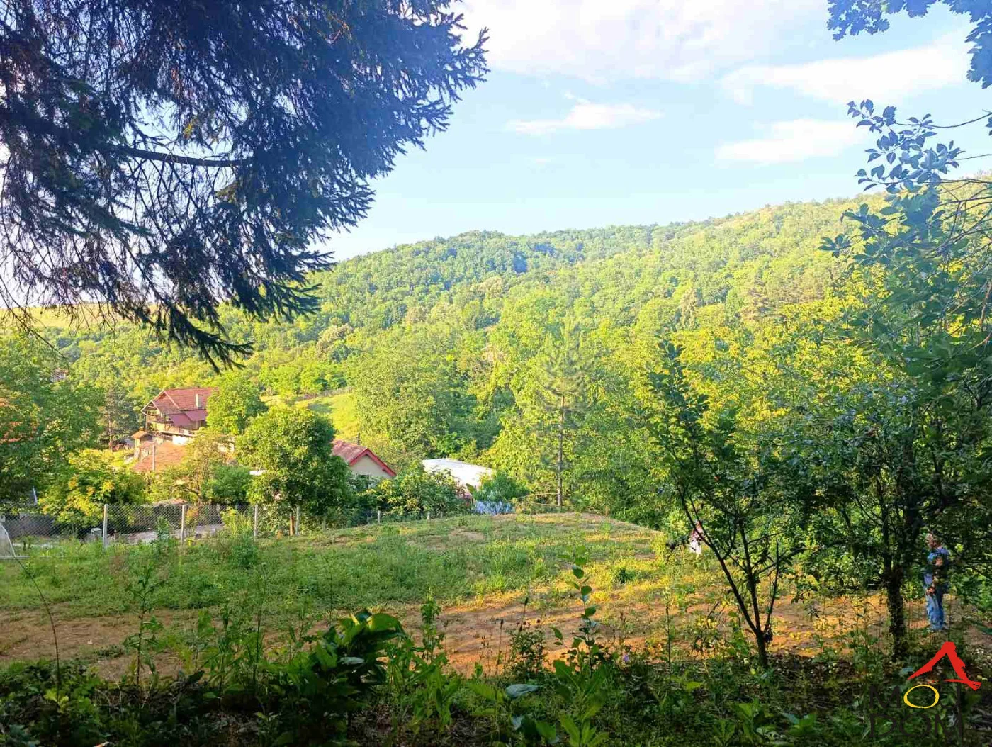 Na prodaju građevinski plac u atraktivnoj vikend zoni Beočin Sela, udaljen svega oko 500 metara od manastira. Plac se nalazi uz asfaltni put, što omogućava lak i jednostavan pristup tokom cele godine.

Sva neophodna infrastruktura nalazi se pored