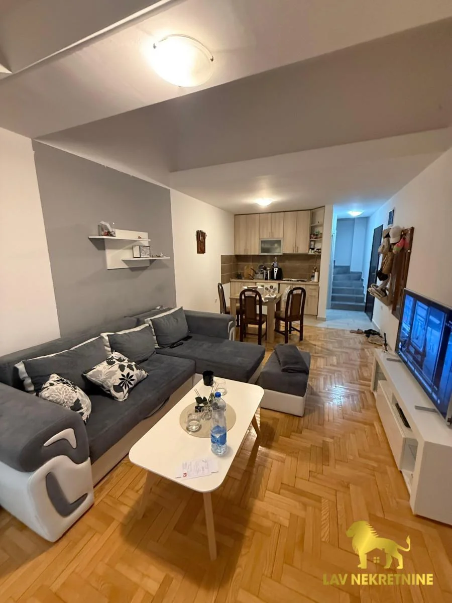 Prodaje se odlican jednoiposoban duplex na mirnoj lokaciji. Stan je 
kompletno opremljen, poseduje sve od bele tehnike,