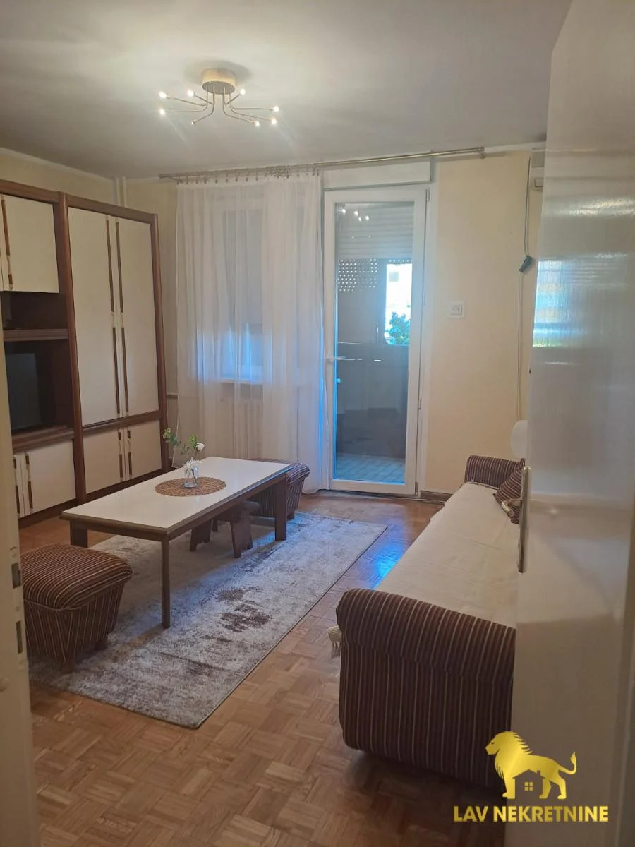 Kod&nbsp; Futoske pijace.Kontakt:&nbsp;062 7445 42 (iskljucivo putem poruke poslati link ili agencijsku sifru na Viber/W