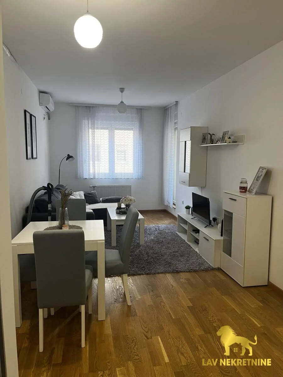 Kraljev Park.Kontakt:&nbsp;062 7445 42 (iskljucivo putem poruke poslati link ili agencijsku sifru na Viber/Whatsapp/SMS)