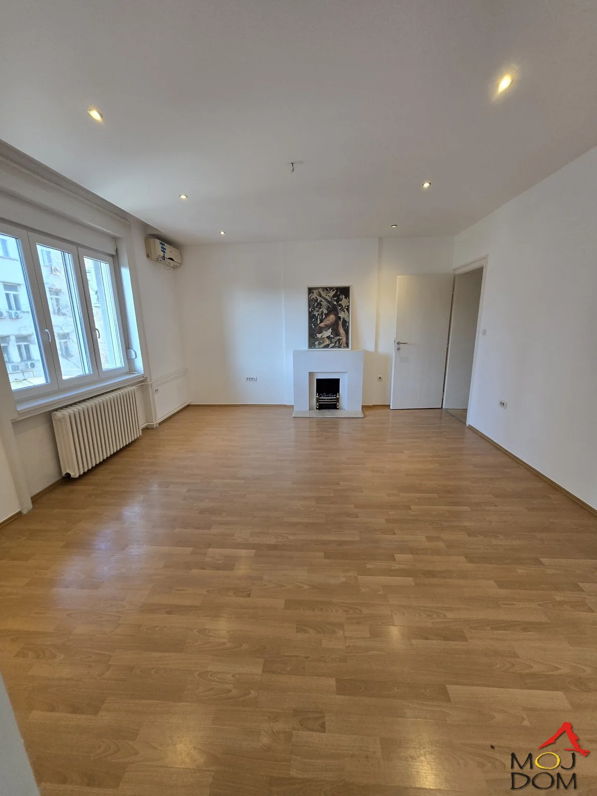 Na prodaju izuzetno redak salonski stan površine 112 m², smešten na jednoj od najprestižnijih lokacija u Novom Sadu, u neposrednoj blizini Dunavskog parka, Keja i pešačke zone centra grada.

Ova nekretnina predstavlja spoj elegancije, komfora i