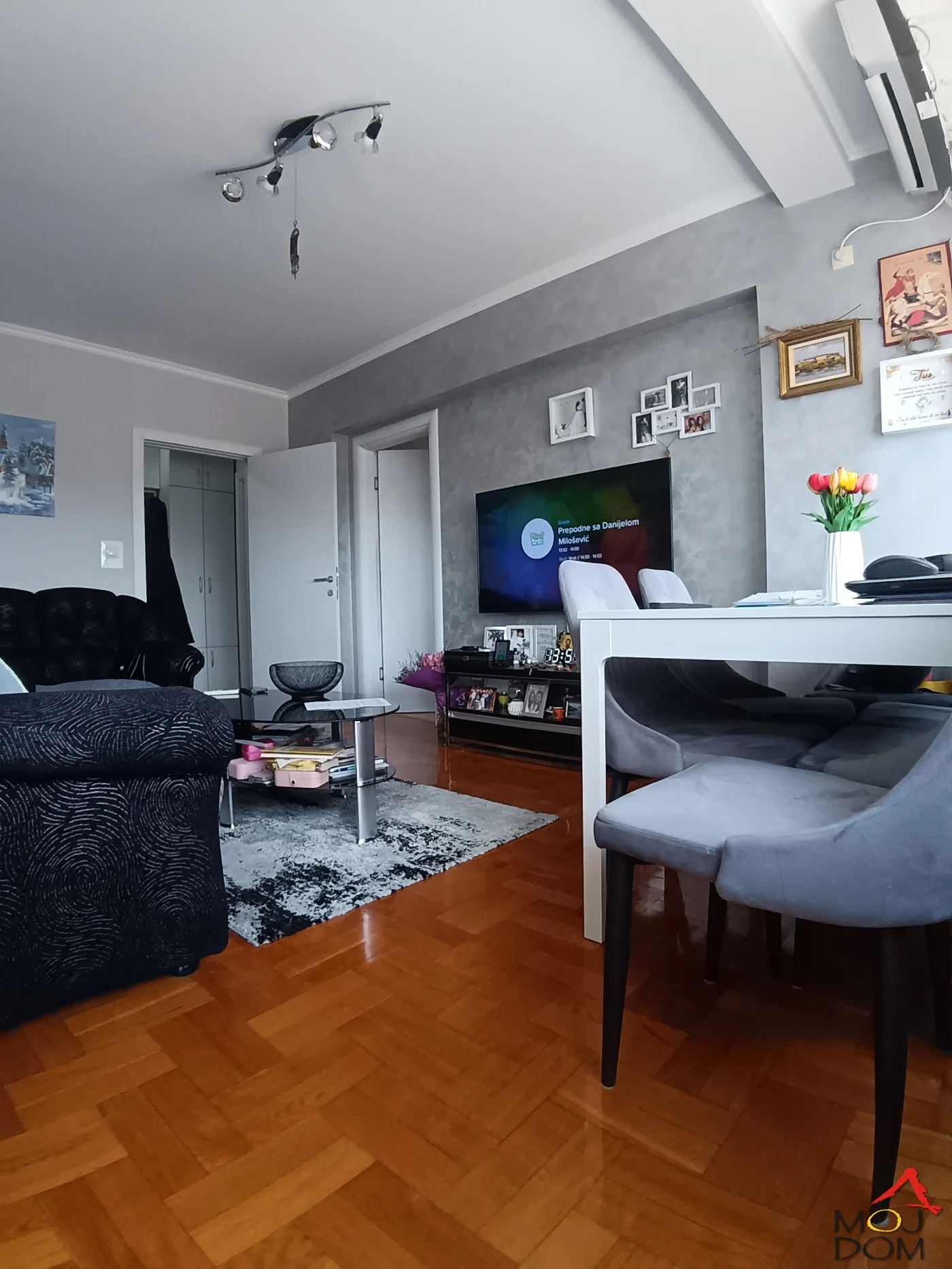 Prelep jednoiposoban stan na Salajci – 44m² sa terasom

Na prodaju odličan jednoiposoban stan površine 44m², smešten na 4. spratu uredne stambene zgrade na atraktivnoj lokaciji u Rotkvariji. Stan se odlikuje funkcionalnim rasporedom, svaka pro