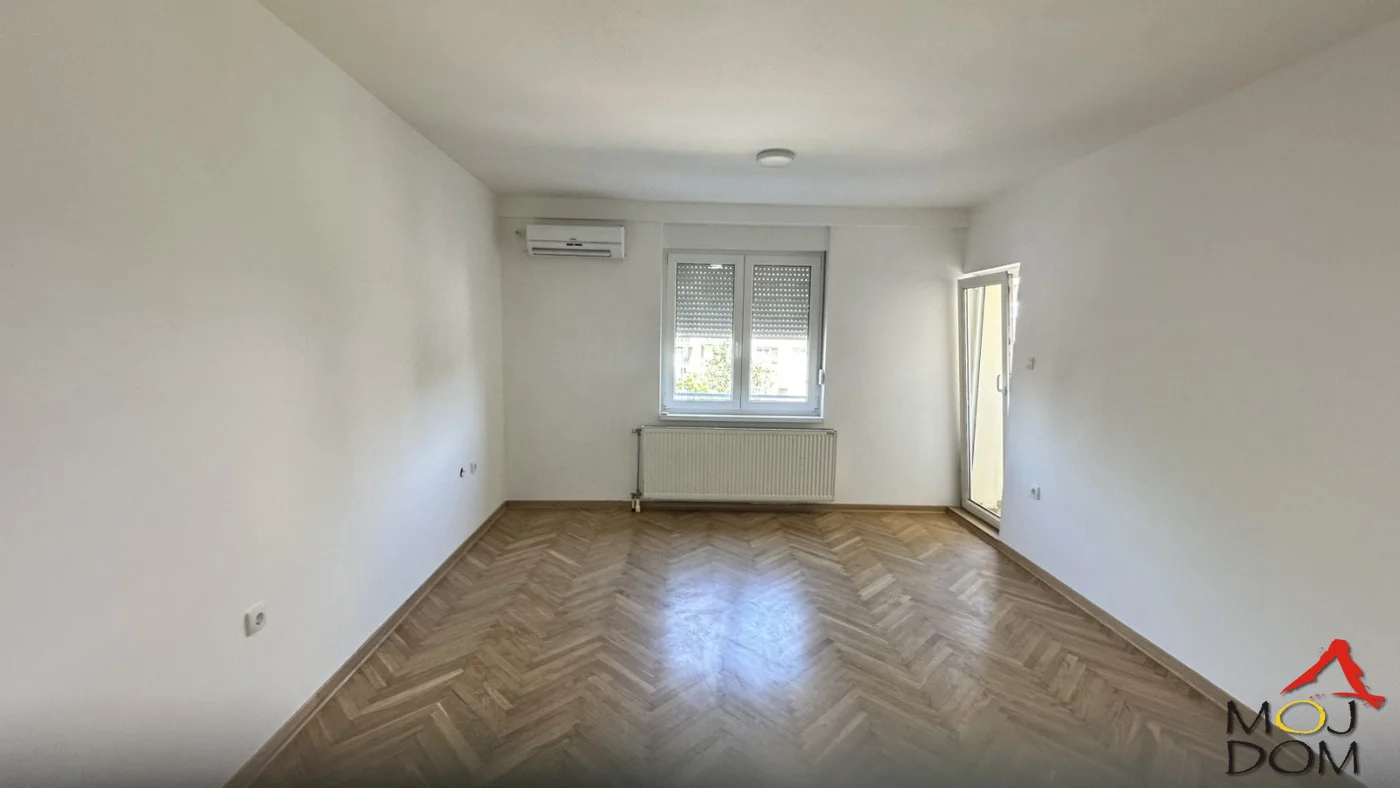 Na prodaju potpuno renoviran dvosoban stan na odličnoj lokaciji, idealan za život ili kao investicija za izdavanje. Zahvaljujući kvalitetnoj gradnji iz 2010. godine i odlično organizovanom prostoru, stan predstavlja odličan izbor za kupce koji ?
